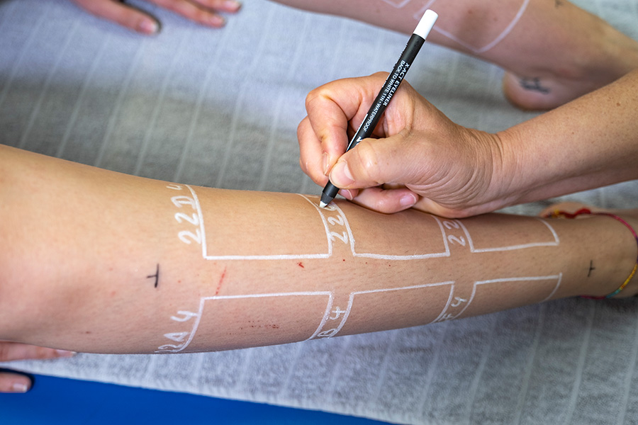 The laboratory marks the six treatment surfaces on each leg. Photo: Tobias Meyer