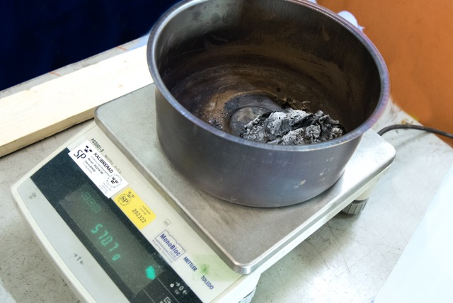 The ash pan was weighed after incineration to measure the weight in grams of ash or unburned residue which remains after incineration. Photo: Anna Sigge