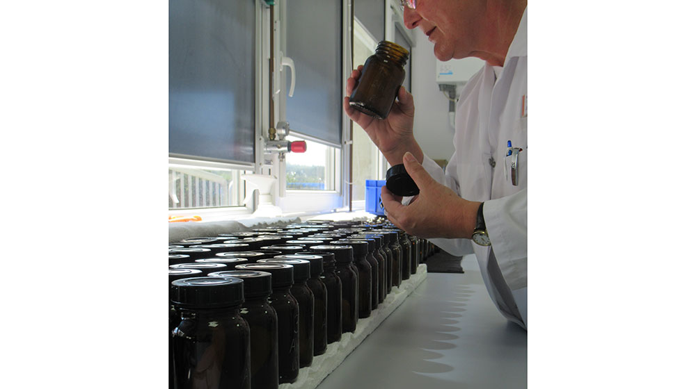 The sniff test is performed by an aroma analyst - Photo SGS Institut Fresenius