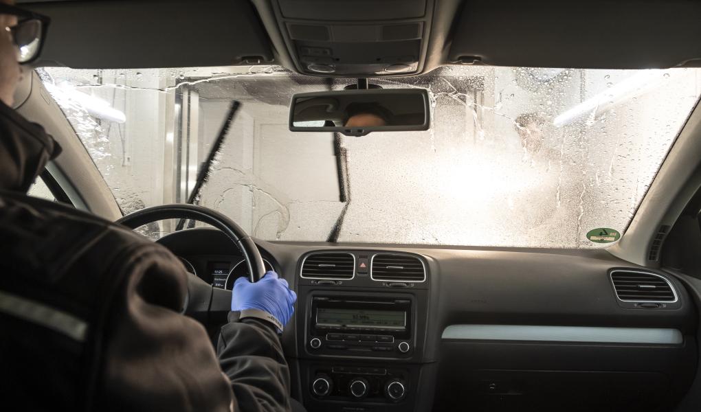 The wiper blades were tested in a controlled laboratory environment. Photo: Tobias Meyer