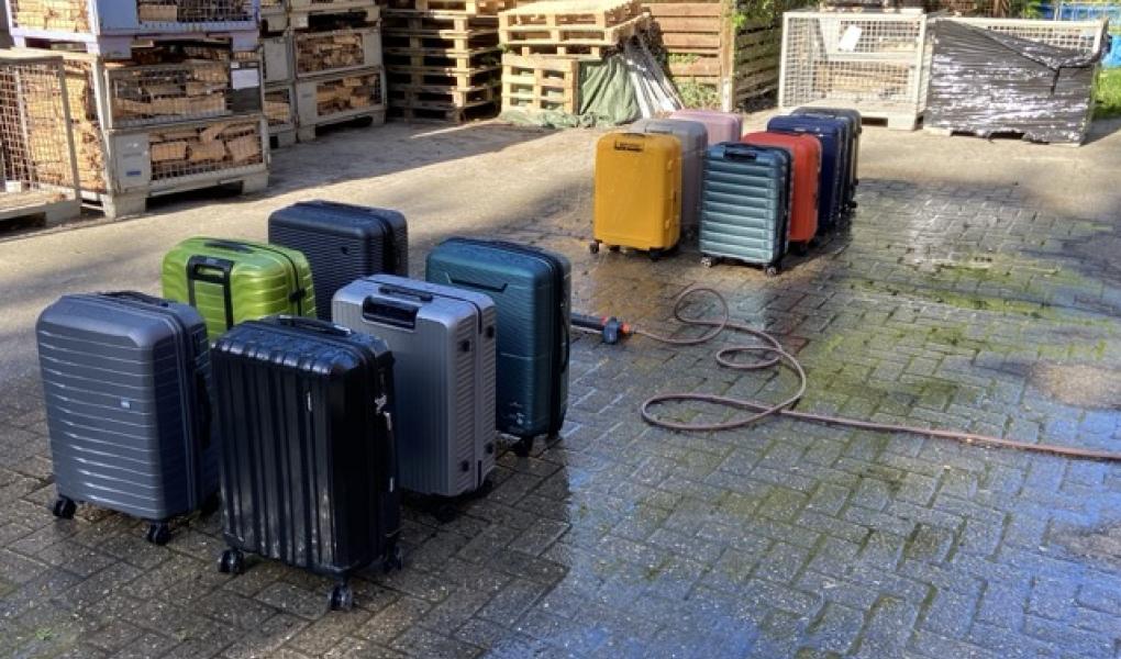Koffertene sprayes med vann tilsvarende 15 minutters middels kraftig regn for å teste vannmotstanden.
