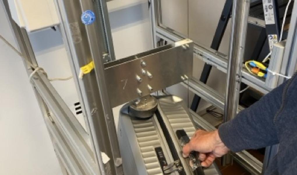 Ein 5 Kilogramm schweres Gewicht fällt aus 2 Metern Höhe auf die Ecke des Koffers, um die Haltbarkeit von Konstruktion und Schalenmaterial zu prüfen.
