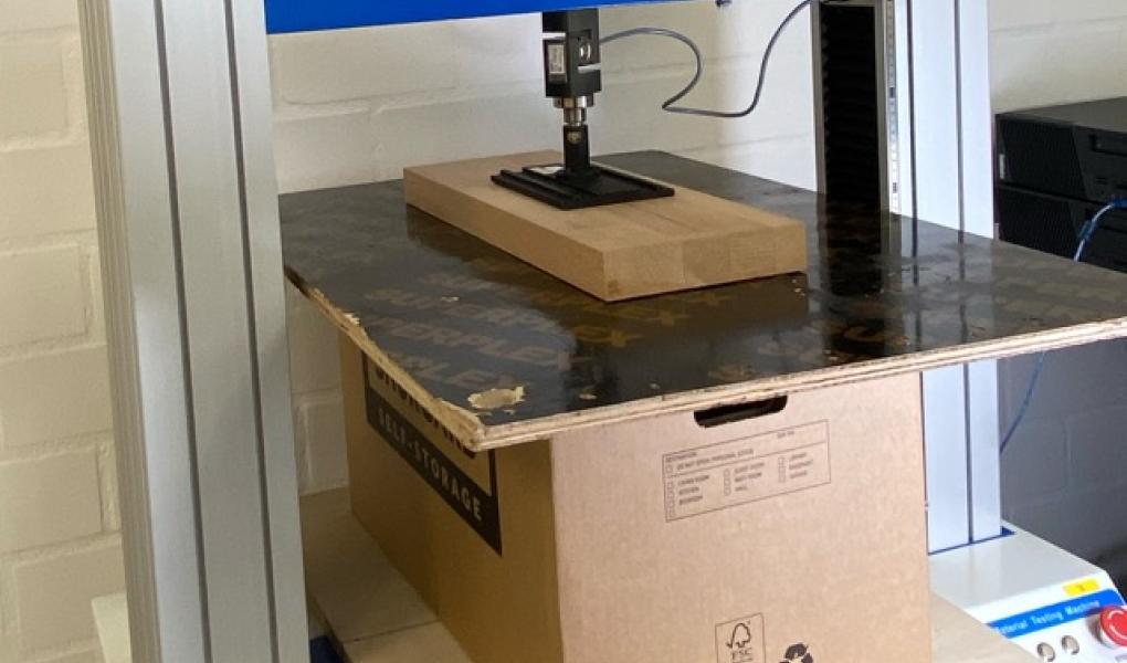 Puristustestikone testaa laatikoiden kestävyyttä ja vakautta. Kuva: PZT