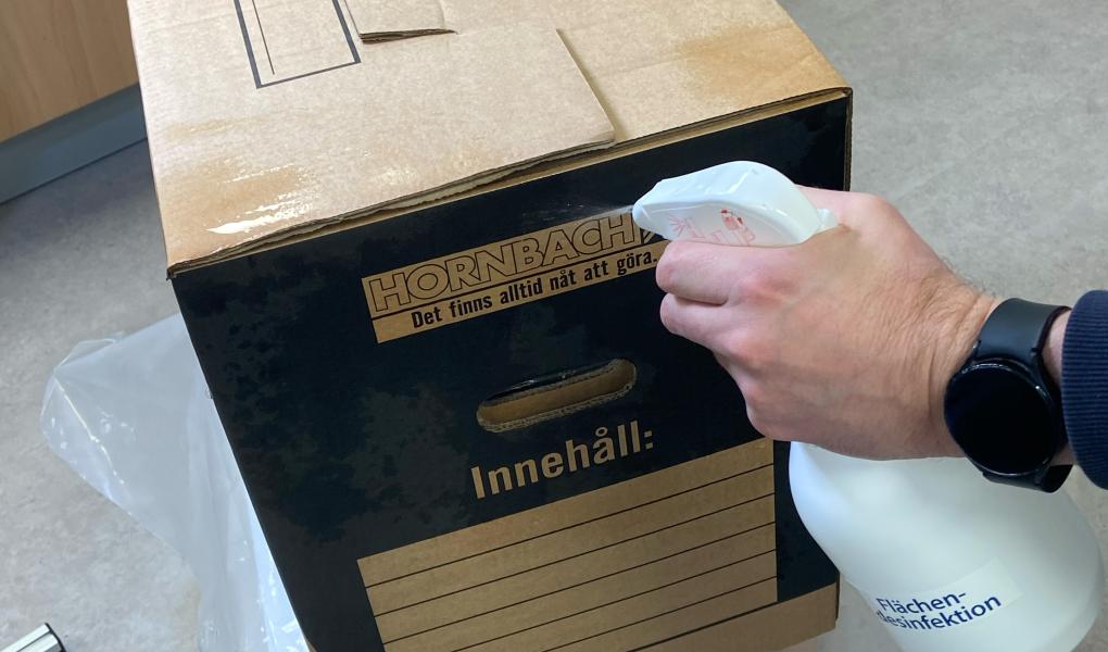 Ennen painetestiä laatikot kastellaan, jotta nähdään, miten ne kestävät kosteutta. Kuva: PZT